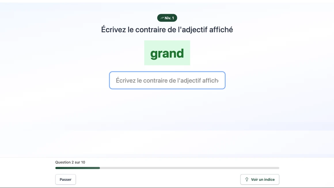 Exercice « Écrivez le contraire de l’adjectif affiché » : le mot « grand », un champ de réponse, la mention « Question 2 sur 10 », les boutons « Passer » et « Voir un indice ».